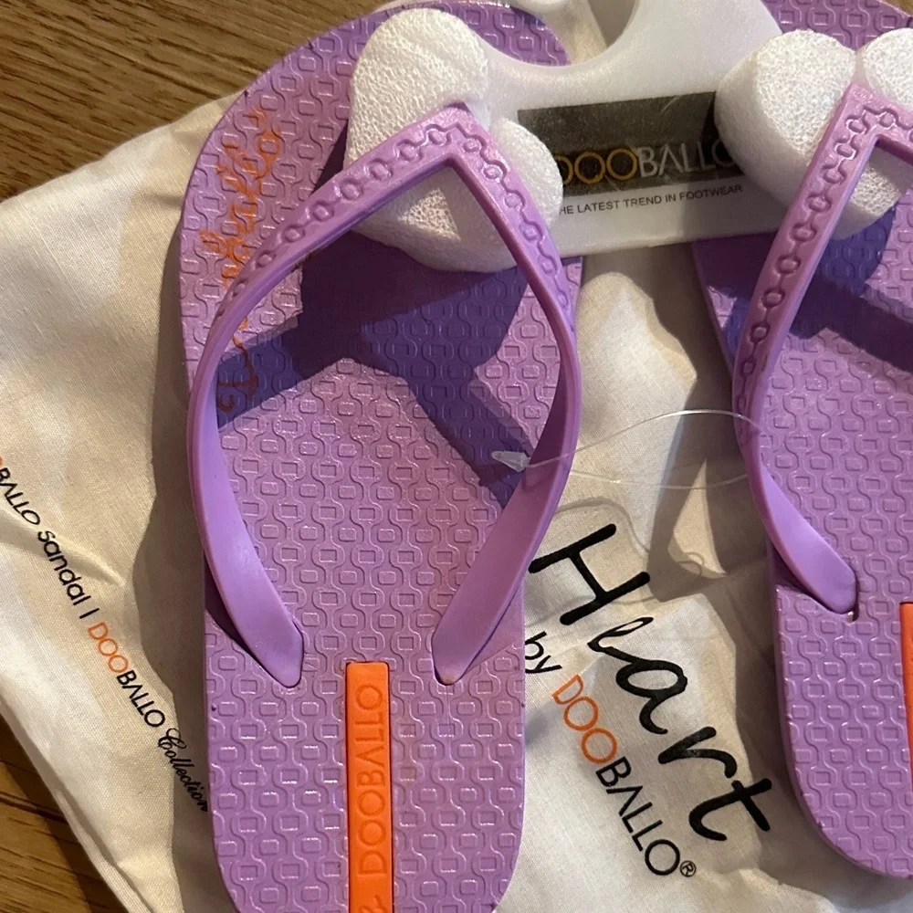NEW Heart by DooBallo Lilac Flip Flops with Dust Bag size 11